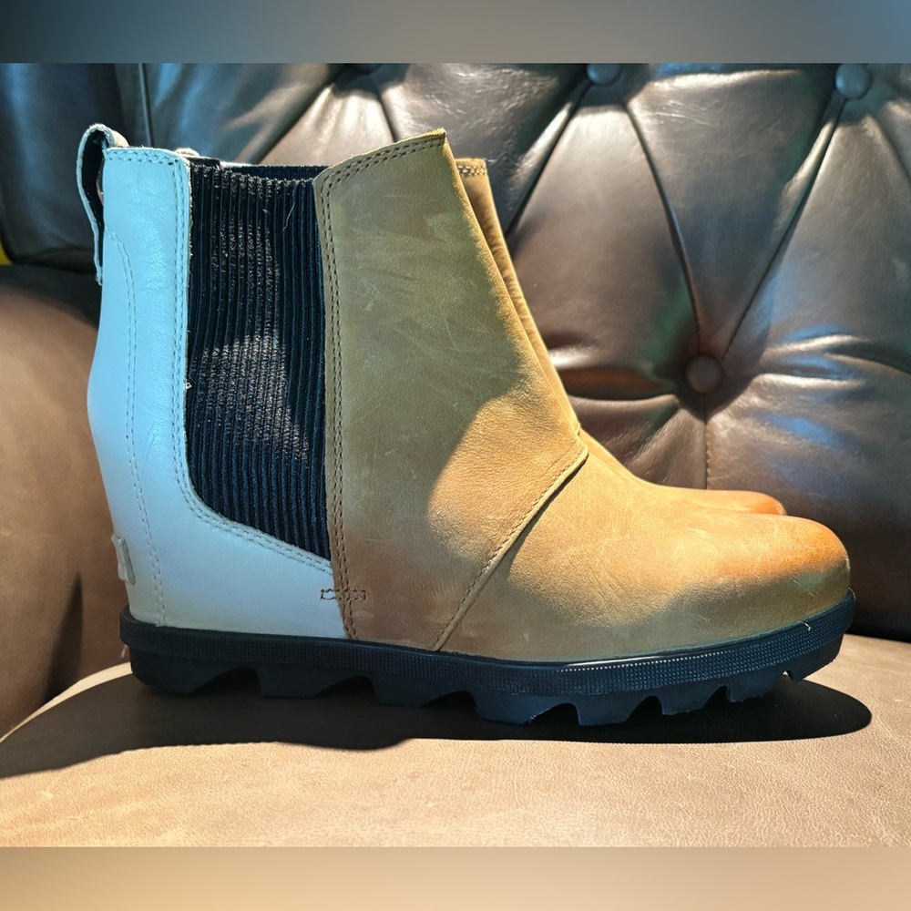 *NEW* Sorel Women's Tan Leather Wedge Chelsea Boots with Black Elastic - Picture 6 of 7